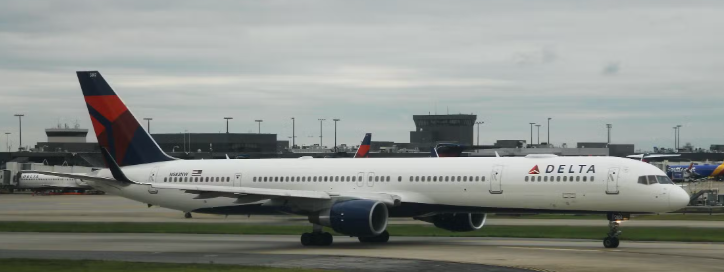 Delta Air Lines’ın Boeing 757-300 Uçağı Yıldırım Çarpması Sonrası Hasar Aldı Delta Air Lines’ın Boeing 757-300 Uçağı